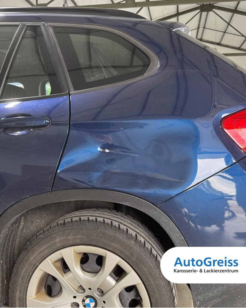 Es ist die Seitenwand eines Auto zu sehen, welche beschädigt ist.