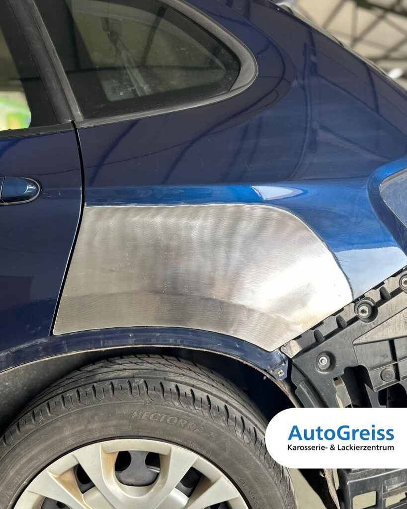 Es ist ein Auto zu sehen, bei dem die vorherige Beschädigung an der Seitenwand von unseren Karosserieexperten repariert wurde.