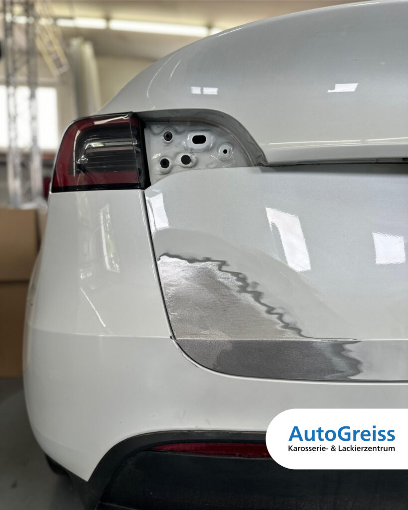 Es ist ein Auto zu sehen, bei dem die vorherige Beschädigung am Kofferraumdeckel von unseren Karosserieexperten repariert wurde.