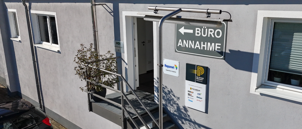 Eingang Büro und Fahrzeugannahme AutoGreiss Karosserie- und Lackierzentrum Rheinhessen.