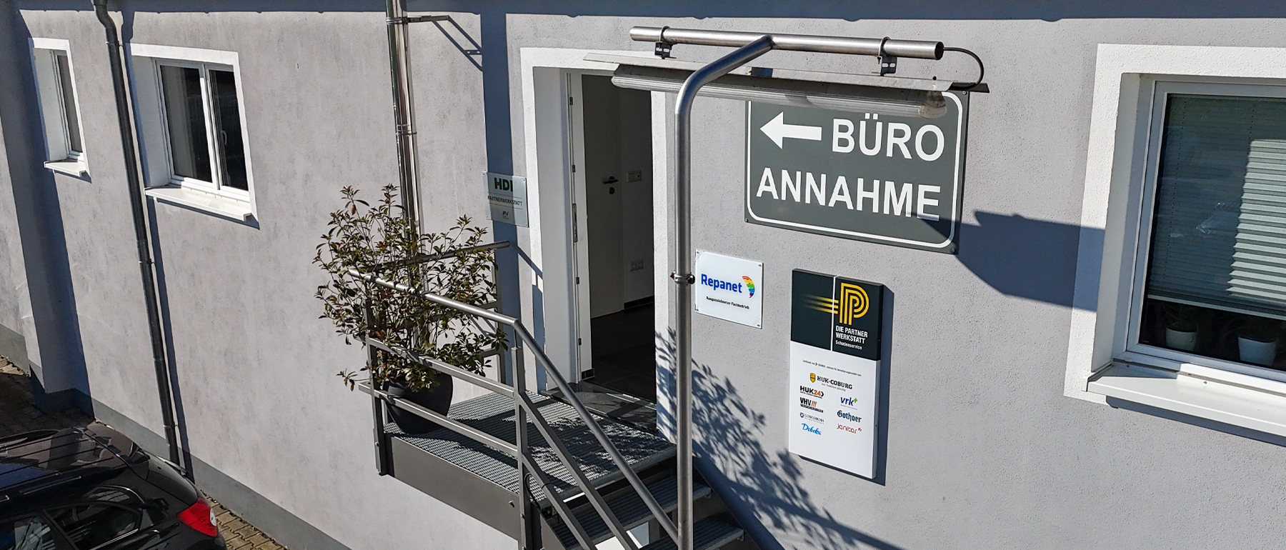Eingang zu dem Büro/Annahme von AutoGreiss