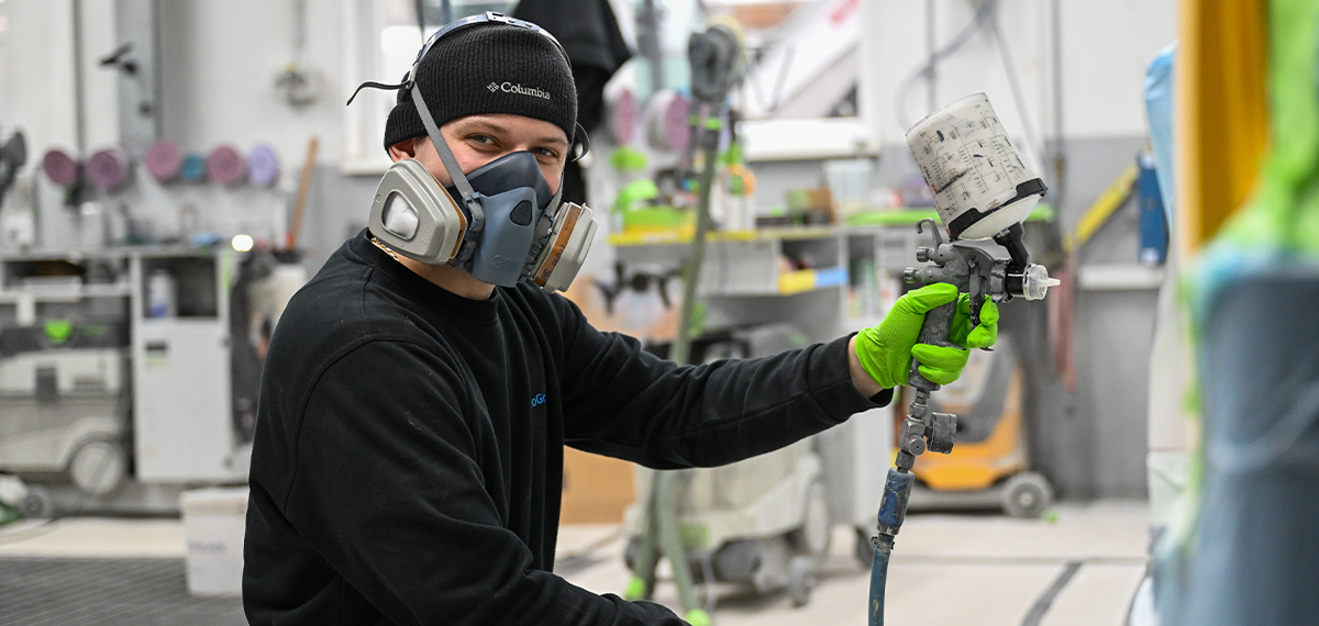 Lackierer bei der Arbeit